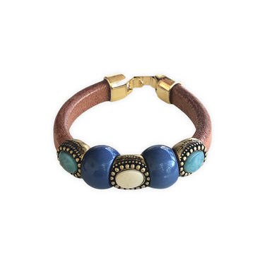 Elegante pulsera de cuero regaliz tostado, con cuentas de Zamak con baño de oro y espectaculares cuentas de cerámica Azules. Combínala con tus prendas de diario.